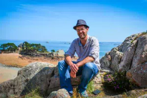 Jean-Michel Correc guide les visiteurs dans les plus beaux endroits de l’île de Bréhat.