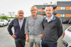 Au centre, Yannick Corlay, président, entouré de Yves Carfantan, directeur depuis 35 ans et qui fait valoir ses droits à la retraite, et Didier L’Herrou, son successeur.