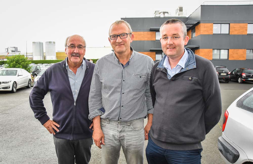 Au centre, Yannick Corlay, président, entouré de Yves Carfantan, directeur depuis 35 ans et qui fait valoir ses droits à la retraite, et Didier L’Herrou, son successeur. - Illustration Viande : l’engraissement se délocalise