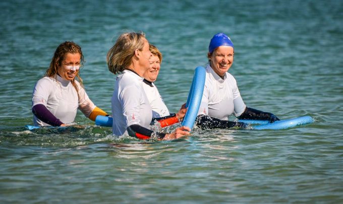 Mireille Rault a le sourire (à droite sur la photo). Elle est venue participer à une séance d’aquagym avec Marie Samson de Natation Cap Mer (à gauche). L’agricultrice lui fait régulièrement appel pour pouvoir proposer à ses hôtes un séjour « forme et bien être » au Cap Fréhel.  C’est en se donnant les moyens juridiques de travailler avec des prestataires extérieurs que Terres de Bretagne a mis au point des séjours à la ferme haut de gamme, tant par la qualité de l’accueil que la richesse des activités proposées.