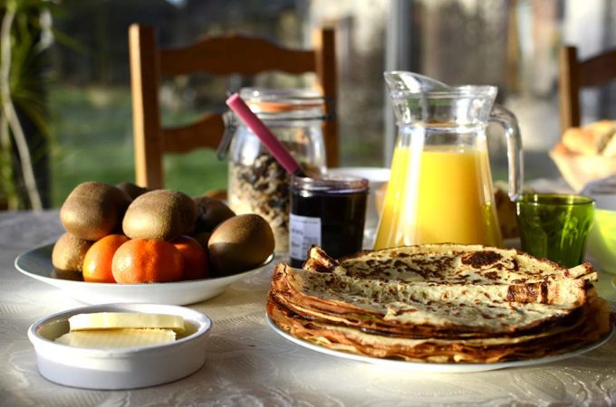 Un savoureux petit-déjeuner avec crêpes, confitures « maison » et beurre fermier acheté au producteur du coin. Autant de savoir faire qui, au même titre qu’une randonnée découverte accompagnée d’un panier pique-nique, ajoutent un plus et du sens aux offres de séjours.