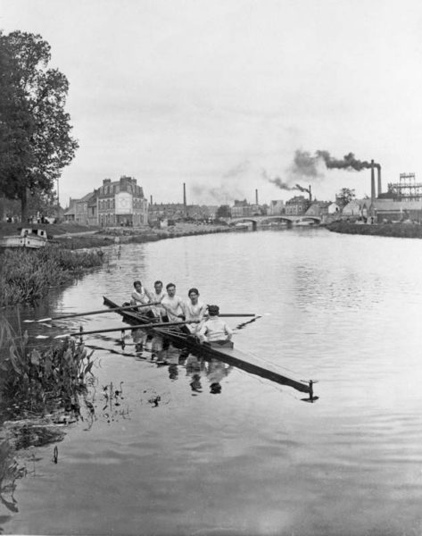 Entraînement d'aviron (Coll. Écomusée du Pays de Rennes - musée de Bretagne).