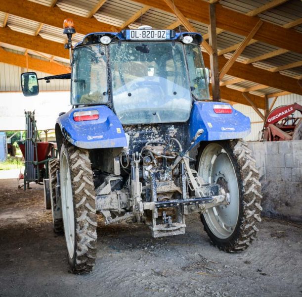 L’exploitation dispose de deux jeux de roues pour le tracteur : 48 cm et 21 cm. Les moins larges sont mis en place sur deux périodes : mars-avril et fin mai-juin pour les opérations de désherbage mécanique.