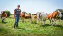 Olivier Edy, producteur de lait bio à Lignol, dans une parcelle humide proche de l’exploitation.
