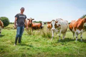 Olivier Edy, producteur de lait bio à Lignol, dans une parcelle humide proche de l’exploitation.