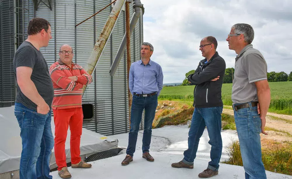 De gauche à droite : Gwenaël Le Palud, Loïc Le Dortze (matériel élevage), Olivier Allain (vice-président de la Région), Joël Le Borgne (Vitalac) et Jean-Paul Josso (Maçonnerie du Loch) devant la nouvelle fosse de réception qui a bénéficié des aides PCAEA. - Illustration Porc : un silo tour pour l’autonomie