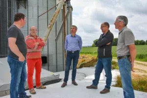 De gauche à droite : Gwenaël Le Palud, Loïc Le Dortze (matériel élevage), Olivier Allain (vice-président de la Région), Joël Le Borgne (Vitalac) et Jean-Paul Josso (Maçonnerie du Loch) devant la nouvelle fosse de réception qui a bénéficié des aides PCAEA.