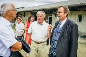 De gauche à droite : Roland Bouvet, maire de Combourtillé, Didier Georgeault et le sous préfet.