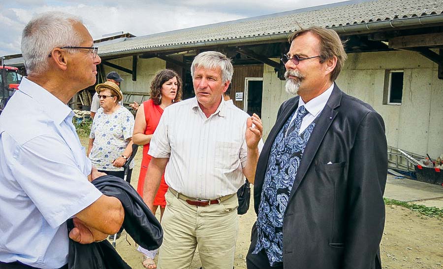 De gauche à droite : Roland Bouvet, maire de Combourtillé, Didier Georgeault et le sous préfet. - Illustration La Conf’ rencontre le nouveau sous-préfet de Fougères-Vitré