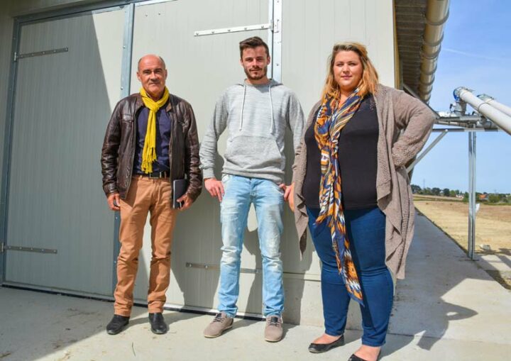Philippe Le Page, directeur commercial avicole pour Sanders Bretagne ; Vincent Touzé et Alice Saliou éleveurs de pondeuses à Minihy-Tréguier.