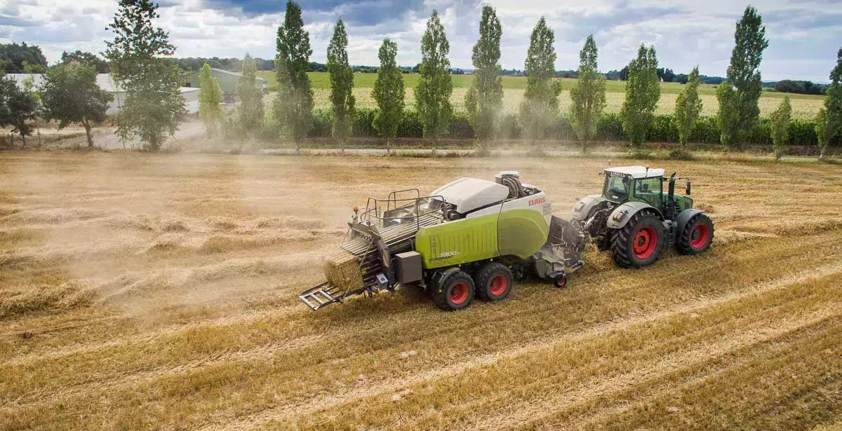 Presse Claas Quadrant 5300 FC, tractée par un Fendt 933 vario - Illustration Avec la Claas Quadrant, votre paille, vous la voulez coupée ou broyée ?