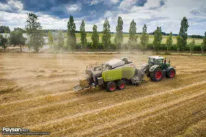 Presse Claas Quadrant 5300 FC, tractée par un Fendt 933 vario