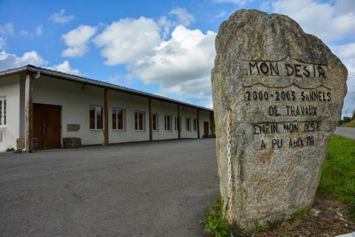 La salle du comité des fêtes a été construite de toutes pièces par les bénévoles. Il aura fallu 5 années de travail pour la réaliser.