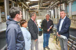 De droite à gauche : Didier Le Gac, Robert Talarmain, Thierry Merret, Yvonne Talarmain et Denoual Le Roux.