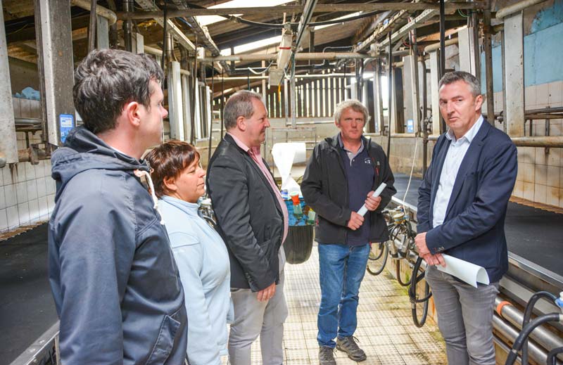 De droite à gauche : Didier Le Gac, Robert Talarmain, Thierry Merret, Yvonne Talarmain et Denoual Le Roux. - Illustration Les élus à la rencontre des agriculteurs