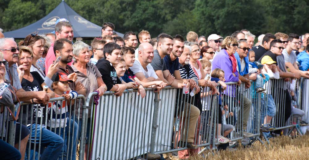 Le spectacle de la course des moissonneuses est toujours apprécié. - Illustration 10000 visiteurs à la fête des JA du Morbihan