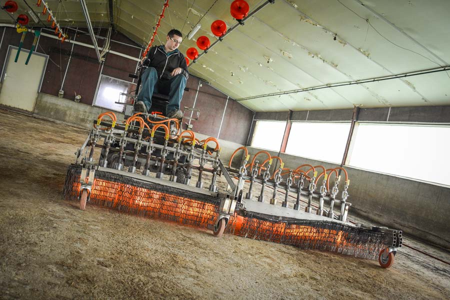 Antoine Papeta aux commandes de l’automoteur de désinfection dans un des poulaillers du lycée La Touche, à Ploërmel. - Illustration Aviculture : la désinfection thermique fait ses preuves