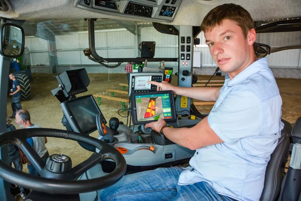 Guillaume Gérard présentait l’application Isoyl, compatible avec 95 % des boîtiers de semoirs du marché, lors d’une journée technique à l’ETA Le Lay de Plonéour-Lanvern. - Illustration Avec la cartographie, découvrez les multiples facettes du champ