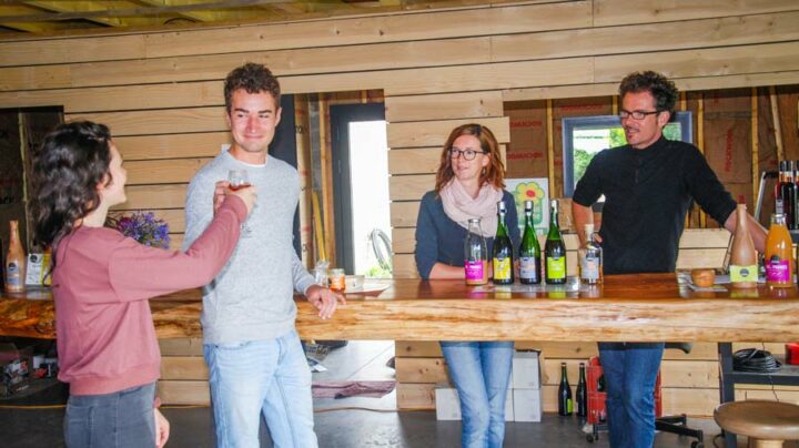 Deux fois par jour en été, les producteurs accueillent le public. La visite se termine par une dégustation de cidre.