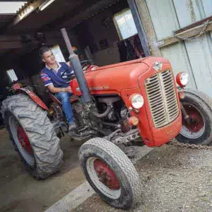 Kevin Robert sort la dernière acquisition d'Antoine Bartholomes, un Massey Ferguson 835 DS de 1962.