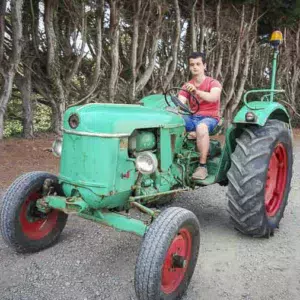 Anthony Harmonet et son Deutz D25 de 1962, en cours de restauration.