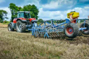 La masse imposante du Rubin 9 de chez Lemken lui permet de bien pénétrer, même dans des sols compactés.