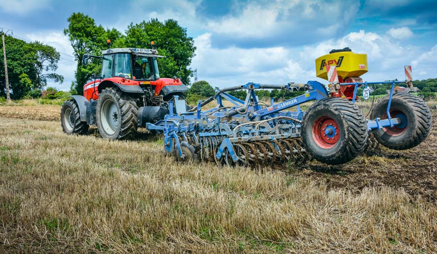 La masse imposante du Rubin 9 de chez Lemken lui permet de bien pénétrer, même dans des sols compactés. - Illustration Des agri’Tuteurs pour sécuriser des pratiques agronomiques