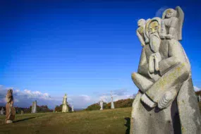 Située sur la commune costarmoricaine de Carnoët, la Vallée des Saints compte aujourd’hui 90 statues monumentales de saints bretons. Chacune d’entre elles revient à 15 000 euros avant réductions fiscales. Le financement du projet est entièrement assuré par le mécénat des entreprises et les dons de particuliers.