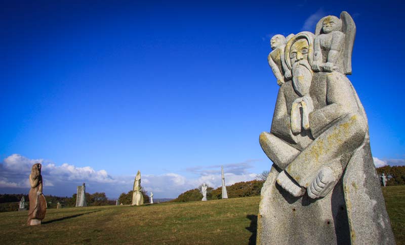 Située sur la commune costarmoricaine de Carnoët, la Vallée des Saints compte aujourd’hui 90 statues monumentales de saints bretons. Chacune d’entre elles revient à 15 000 euros avant réductions fiscales. Le financement du projet est entièrement assuré par le mécénat des entreprises et les dons de particuliers. - Illustration Vallée des Saints : Un sain dessein