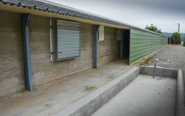 Un couloir situé du côté des ventilateurs a été réalisé. L’air est dirigé vers 2 bacs en béton pour piéger les poussières et diminuer les odeurs grâce à de l’eau. 