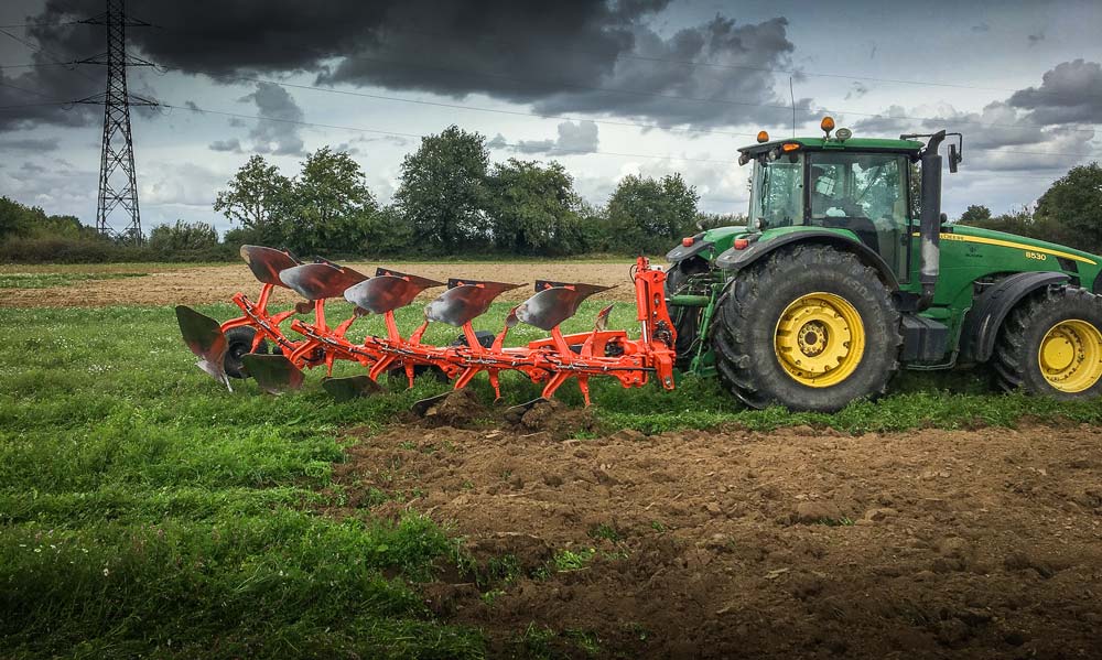 Le Section Control sur une charrue, une innovation dans le domaine du labour. - Illustration Charrue Kuhn Smart Ploughing : relevage des corps piloté via la position GPS