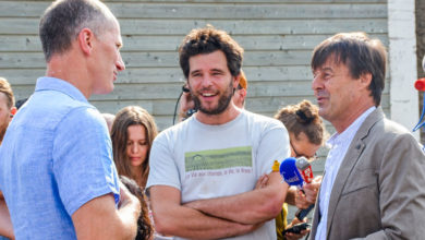 Photo of Nicolas Hulot en visite sur une ferme bio