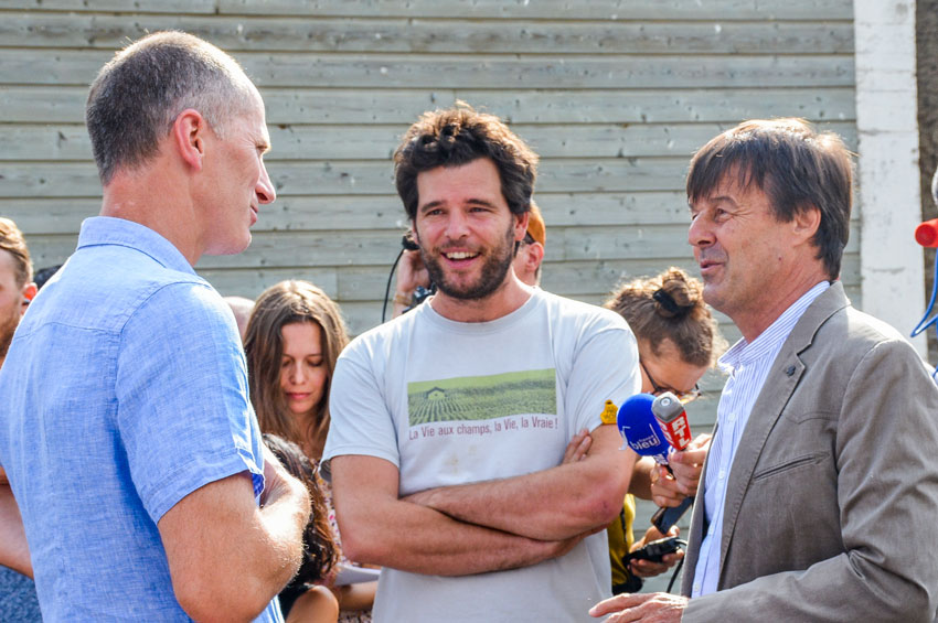 De gauche à droite : Gilles Simonneaux, Maxime de Rostolan et Nicolas Hulot, lors de la visite de la ferme « Les Petits Chapelais ». - Illustration Nicolas Hulot en visite sur une ferme bio