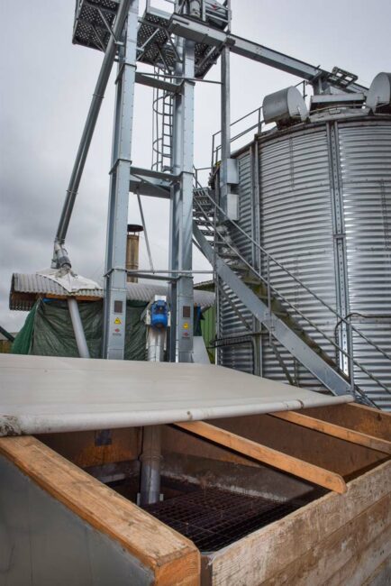 Le séchoir, alimenté par une chaudière à plaquettes de bois, fonctionne à basse température, ce qui permet de préserver l’amidon.   