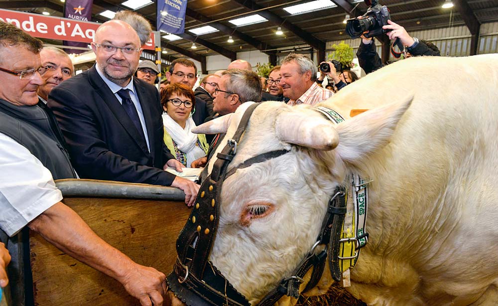 Mardi, le ministre de l’Agriculture, Stéphane Travert, a arpenté les allées du Space pendant de longues heures. - Illustration Nuages sur la rentrée agricole