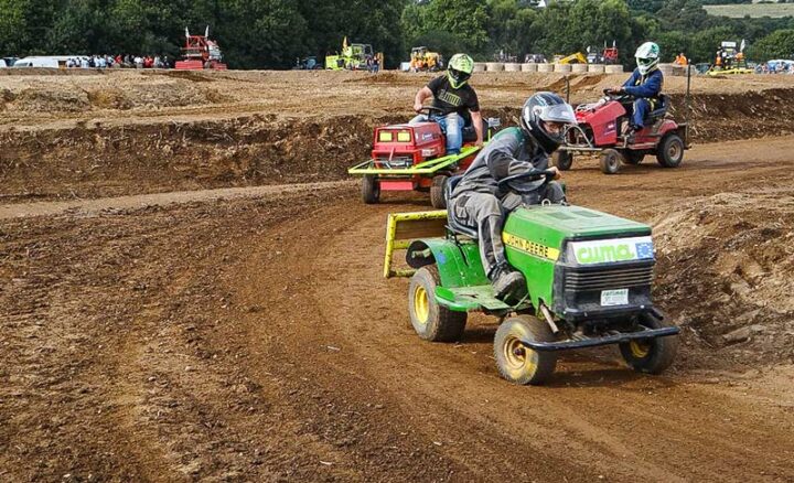 Plus petit, le tracteur tondeuse cross n’en est pas moins spectaculaire.