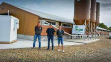 Olivier, Jean-Marc et Freddy Gemin devant le poulailler neuf de 1 100 m2 qui vient agrandir l’atelier avicole existant du Gaec.