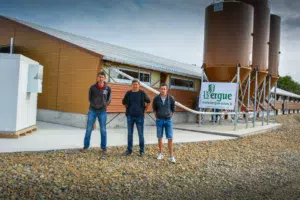 Olivier, Jean-Marc et Freddy Gemin devant le poulailler neuf de 1 100 m2 qui vient agrandir l’atelier avicole existant du Gaec.