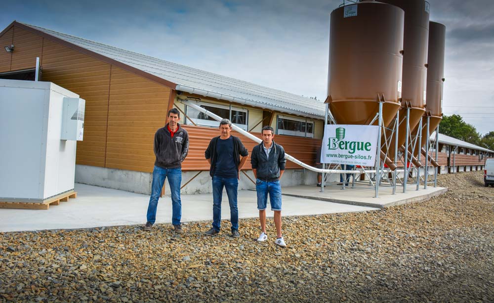 Olivier, Jean-Marc et Freddy Gemin devant le poulailler neuf de 1 100 m2 qui vient agrandir l’atelier avicole existant du Gaec. - Illustration Développer l’atelier avicole