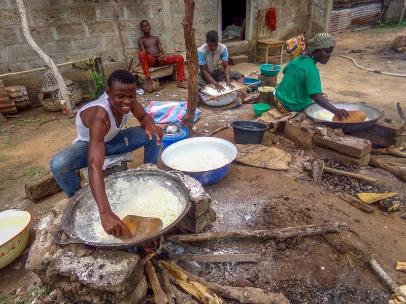 Préparation de la farine de manioc. - Illustration Au Bénin, un nouveau souffle pour l’agriculture