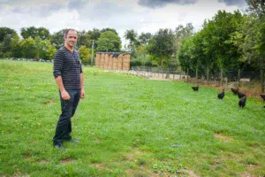 Pascal Garçon, éleveur à Melesse, a replanté 400 mètres linéaires de haies sur son exploitation.