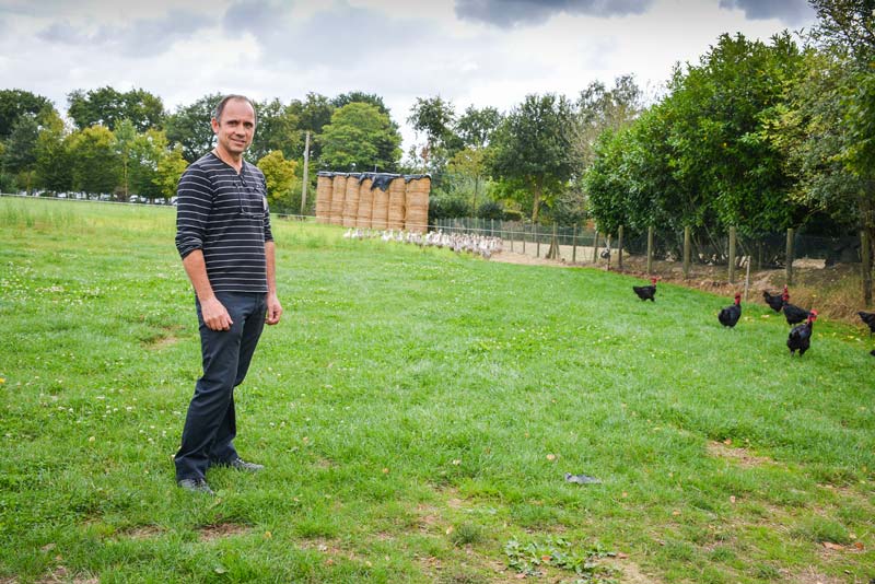 Pascal Garçon, éleveur à Melesse, a replanté 400 mètres linéaires de haies sur son exploitation. - Illustration Agriculteurs et collectivités agissent pour la biodiversité