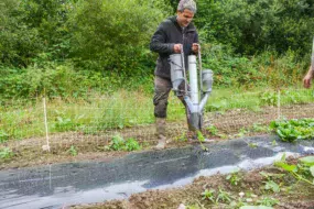 La canne à planter peut réaliser 3 opérations : semis, plantation et fertilisation.