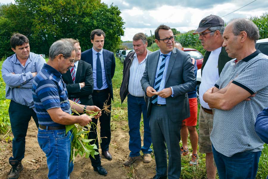 Le préfet Yves Le Breton est venu à la rencontre des producteurs de coco la semaine dernière. - Illustration Coco de Paimpol  : “Nous ne sommes pas les bandits du coin”