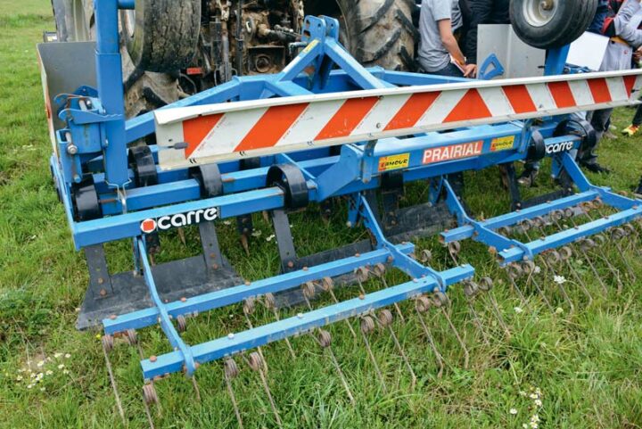 L'outil utilisé pour préparer le sursemis avec ses rangées de herse, d'ébouseuse et de dents.