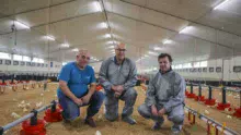 Florent Duffros, aviculteur ; Jean-Pierre Guillou, responsable commercial Fancom et David Serot, gérant d’Agrilec.