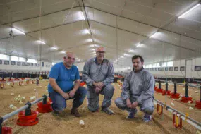 Florent Duffros, aviculteur ; Jean-Pierre Guillou, responsable commercial Fancom et David Serot, gérant d’Agrilec.