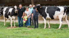 Avec Fraise et Jistelle, sélectionnées pour le Space, Anthony Pellerin, sa fille Margot, ses parents Isabelle et Marcel, accompagnés de Julien Gastebois qui s’occupe de la préparation des vaches.