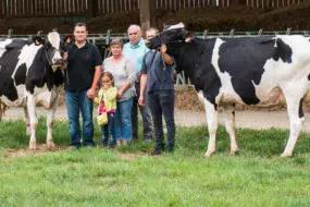 Avec Fraise et Jistelle, sélectionnées pour le Space, Anthony Pellerin, sa fille Margot, ses parents Isabelle et Marcel, accompagnés de Julien Gastebois qui s’occupe de la préparation des vaches.