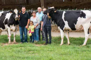 Avec Fraise et Jistelle, sélectionnées pour le Space, Anthony Pellerin, sa fille Margot, ses parents Isabelle et Marcel, accompagnés de Julien Gastebois qui s’occupe de la préparation des vaches.